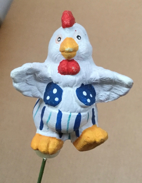 Keramik-Huhn Hosen blau-weiss gestreift, mit Flügel schlagend